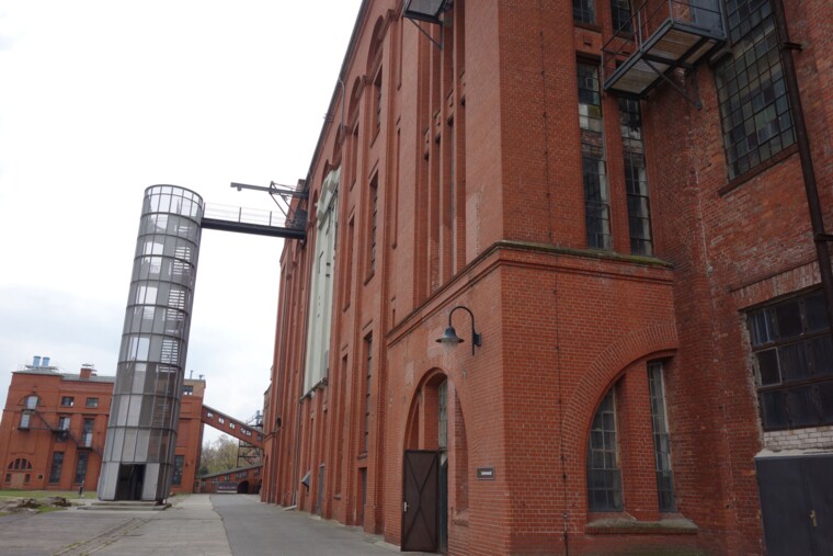 Die Energiefabrik von Außen. Ziegelsteingebäude mit einem hohen Treppenaufgang.