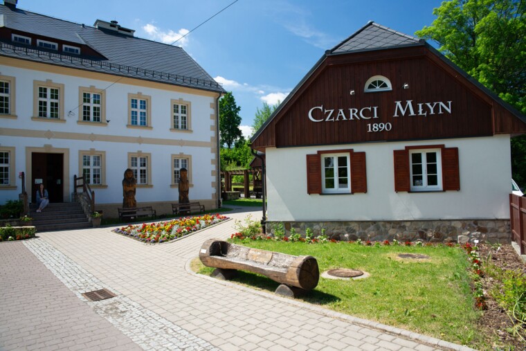 In einem Innenhof steht das Museum Czarci Mlyn, welches seit 1890 existiert.